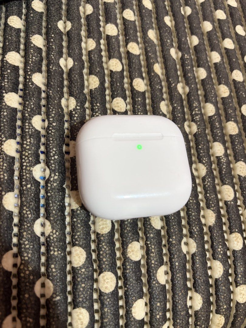 AirPods Gen 4 charging case non ANC (Category: Earphones) located in Dasmarinas. Submitted by markusi22 (Listing ID 1470236394, Image 2). Description: .