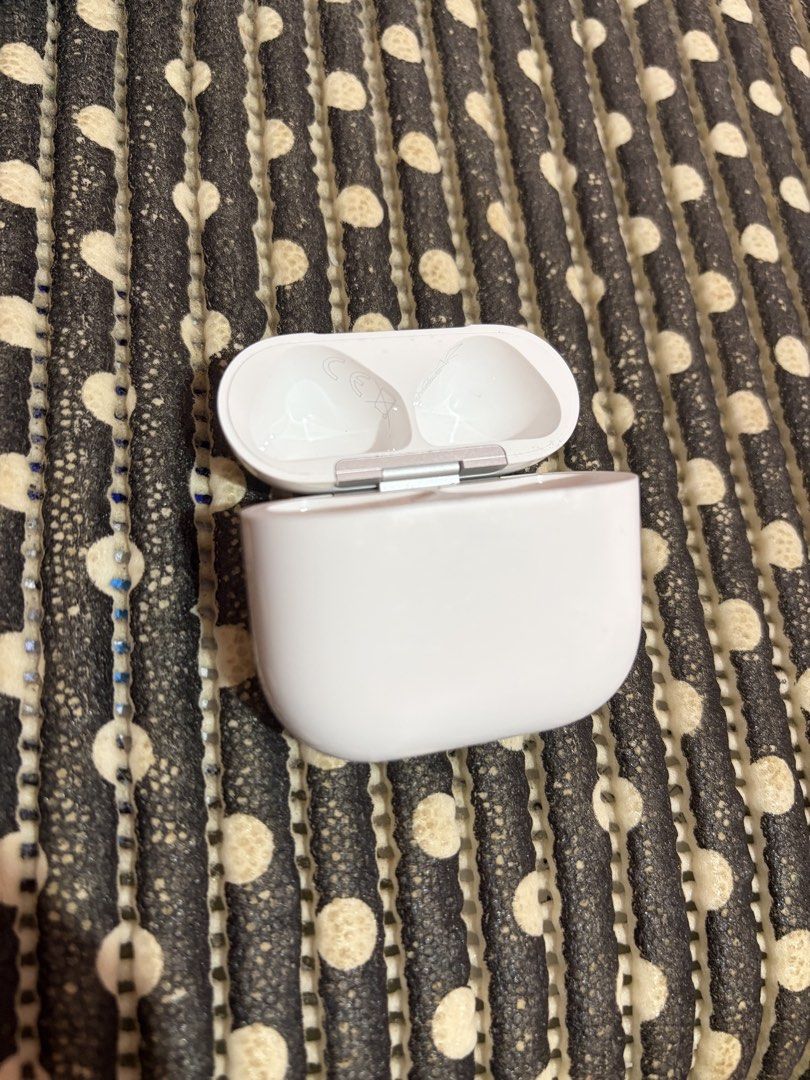AirPods Gen 4 charging case non ANC (Category: Earphones) located in Dasmarinas. Submitted by markusi22 (Listing ID 1470236394, Image 1). Description: .