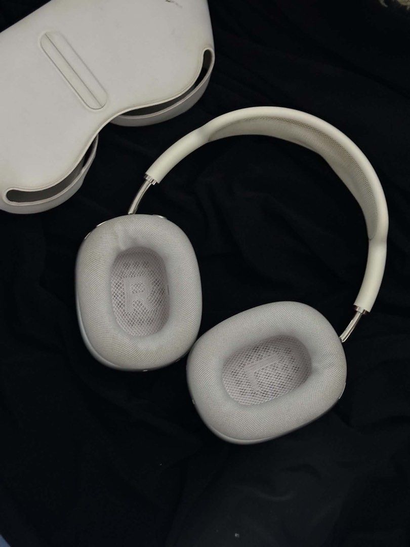 AIRPODS MAX SILVER (Category: Headphones & Headsets) located in Manila. Submitted by alycoo (Listing ID 1470238313, Image 1). Description: Airpods Max Silver with White Headbond w/ e-receipt bihira lang po magamit kaya sell na lang box hindi na po mahanap but may picture naman. NO ISSUE ALL WORKING fix, lowest na po sa market. Loc: Caloocan‼️ Sm Fairview or Sm Tungko pref meet up. open Lbc COP/COD sa malayo. .