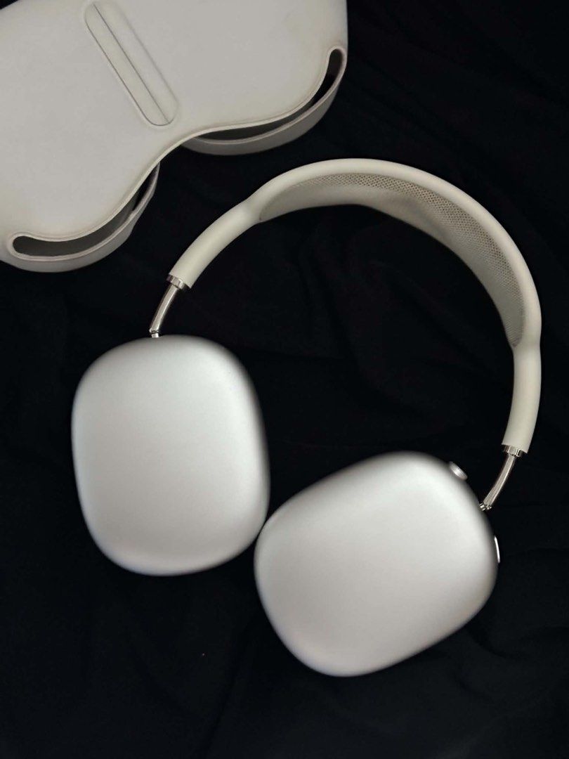 AIRPODS MAX SILVER (Category: Headphones & Headsets) located in Manila. Submitted by alycoo (Listing ID 1470238313, Image 2). Description: Airpods Max Silver with White Headbond w/ e-receipt bihira lang po magamit kaya sell na lang box hindi na po mahanap but may picture naman. NO ISSUE ALL WORKING fix, lowest na po sa market. Loc: Caloocan‼️ Sm Fairview or Sm Tungko pref meet up. open Lbc COP/COD sa malayo. .