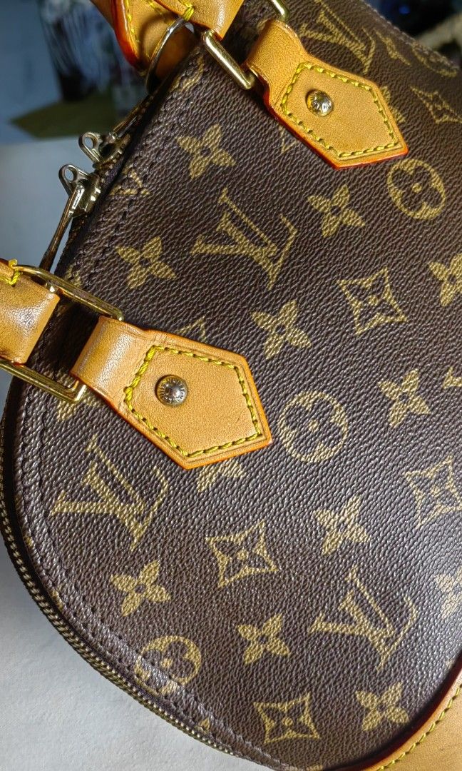 Alma Pm Size (Category: Cross-body Bags) located in Bacolod City. Submitted by darriebags88 (Listing ID 1470150842, Image 2). Description: coded gold hardwares 2 way.