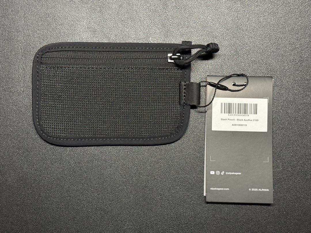 Alpaka Stash Pouch Axoflux 210D (Category: Belt bags, Clutches and Pouches) located in Cabanatuan. Submitted by quaranthingsformen (Listing ID 1470226497, Image 2). Description: RFS: decluttering SRP: 1,700php Key Features: -Front pocket with YKK AquaGuard zipper and paracord pull -1 card slot -Back pocket with YKK standard zipper and paracord pull -HUB ecosystem compatible (HUB Accessories sold separately) Dimensions: Height: 9.0cm (3.5”) Width: