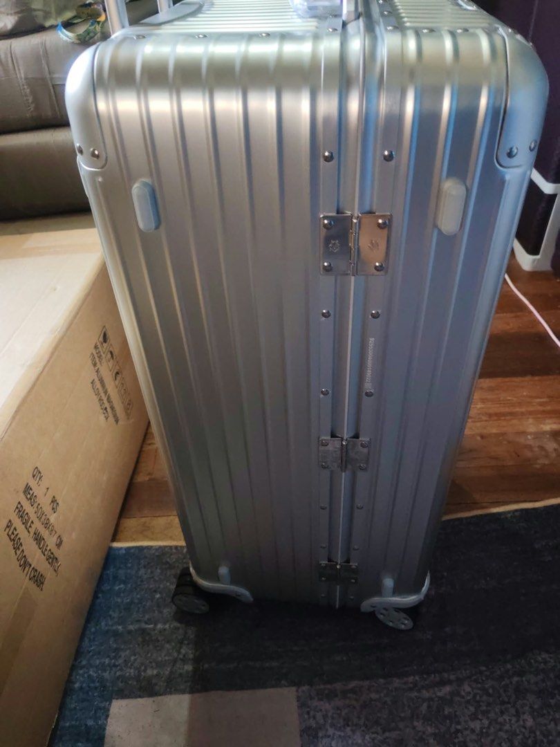 Aluminum Trunk Plus Luggage Size 33 (Category: Luggage) located in Manila. Submitted by cosmicbear-ead33b (Listing ID 1470348883, Image 3). Description: Aluminum Trunk Plus Size 33 Hard Case 360 Degree Rotatable Wheels Price: PHP 17,999 Message me if interested!.