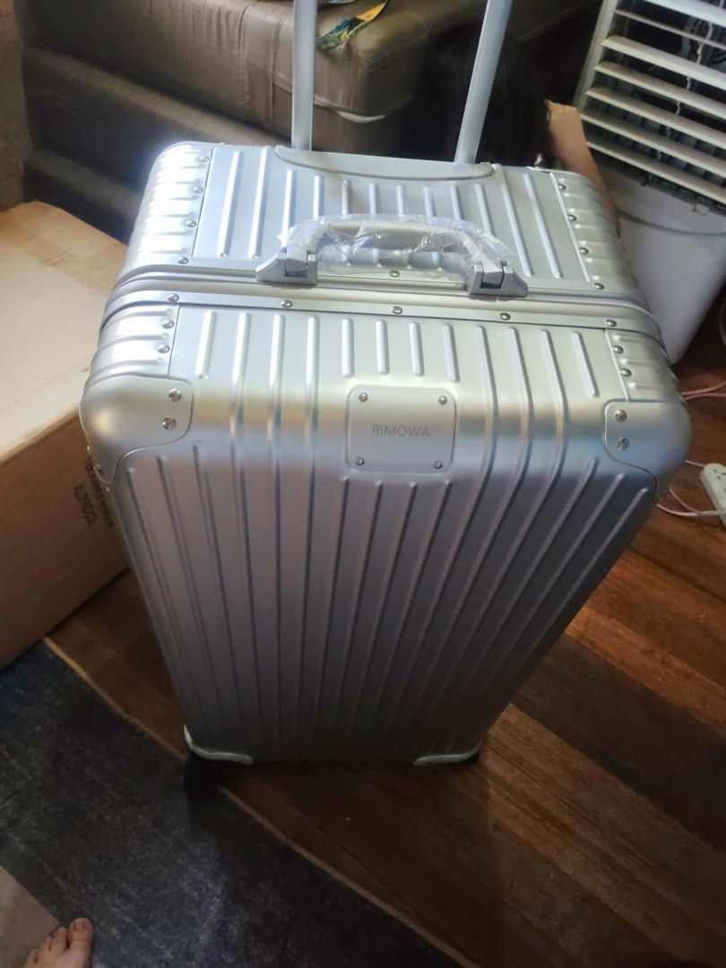 Aluminum Trunk Plus Luggage Size 33 (Category: Luggage) located in Manila. Submitted by cosmicbear-ead33b (Listing ID 1470348883, Image 1). Description: Aluminum Trunk Plus Size 33 Hard Case 360 Degree Rotatable Wheels Price: PHP 17,999 Message me if interested!.