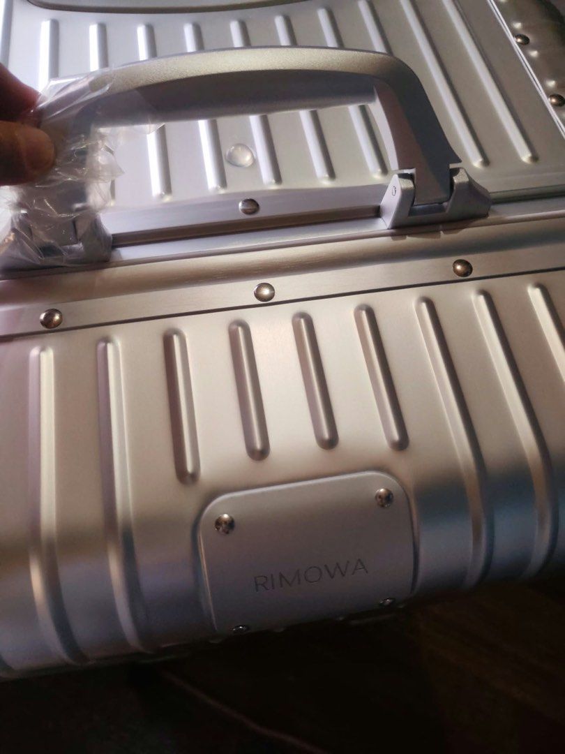 Aluminum Trunk Plus Luggage Size 33 (Category: Luggage) located in Manila. Submitted by cosmicbear-ead33b (Listing ID 1470348883, Image 2). Description: Aluminum Trunk Plus Size 33 Hard Case 360 Degree Rotatable Wheels Price: PHP 17,999 Message me if interested!.