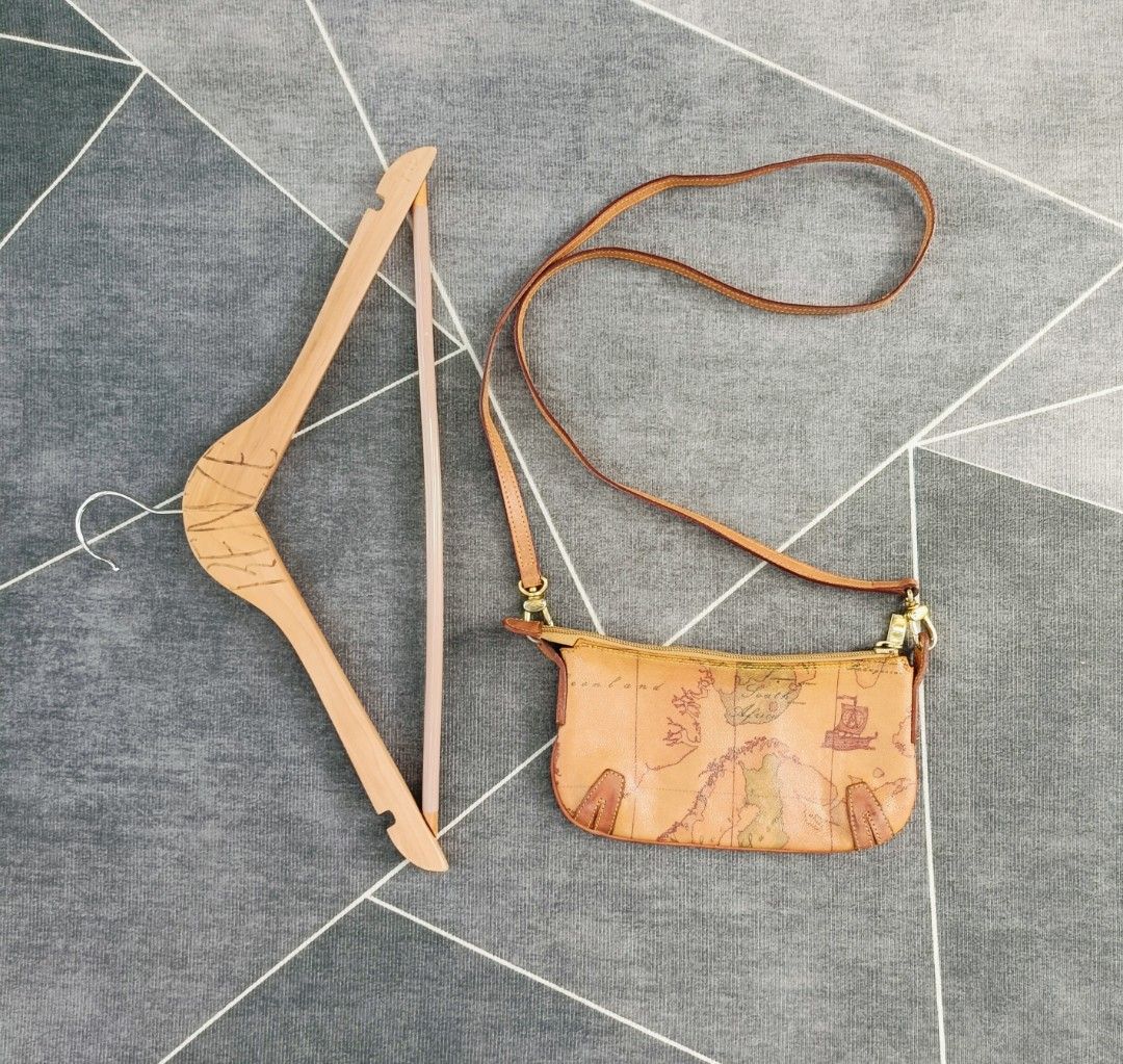 Alviero Martini Sling Bag (Authentic) (Category: Shoulder Bags) located in Cebu City. Submitted by renzecamingay (Listing ID 1470240058, Image 1). Description: Alviero Martini Sling Bag Rank A (Need wash only) 3k Plus sf Thank you and GOD bless ☺️.