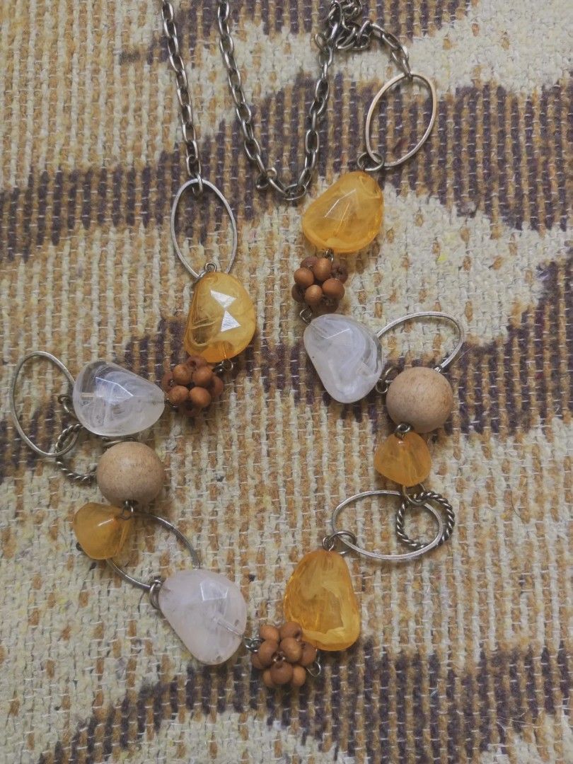 Amber & Wood Necklace (Category: Necklaces) located in San Pedro. Submitted by vishavriksha (Listing ID 1470197784, Image 2). Description: .