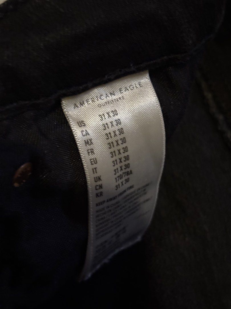 American Eagle Black Jeans Size 31x30 (Category: Jeans) located in Gumaca. Submitted by sensilog (Listing ID 1470277964, Image 2). Description: - Brand: American Eagle Outfitters - Style: Standard fit dark wash black jeans - Size: 31x30 - Features: Classic five-pocket styling, zipper fly, and button closure - Origin: Made in China.