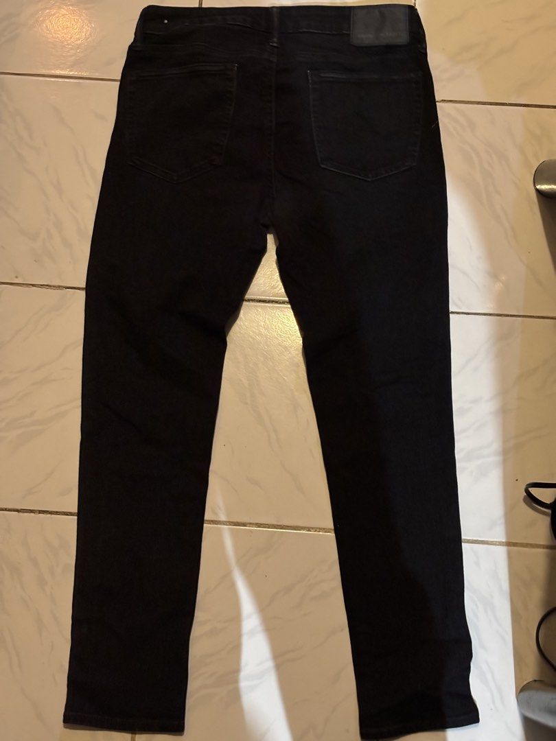 American Eagle Black Jeans Size 31x30 (Category: Jeans) located in Gumaca. Submitted by sensilog (Listing ID 1470277964, Image 3). Description: - Brand: American Eagle Outfitters - Style: Standard fit dark wash black jeans - Size: 31x30 - Features: Classic five-pocket styling, zipper fly, and button closure - Origin: Made in China.