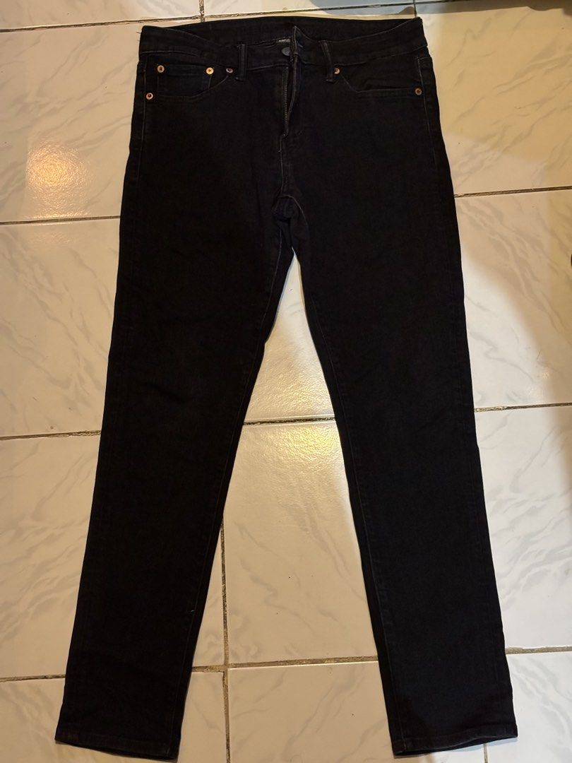 American Eagle Black Jeans Size 31x30 (Category: Jeans) located in Gumaca. Submitted by sensilog (Listing ID 1470277964, Image 1). Description: - Brand: American Eagle Outfitters - Style: Standard fit dark wash black jeans - Size: 31x30 - Features: Classic five-pocket styling, zipper fly, and button closure - Origin: Made in China.