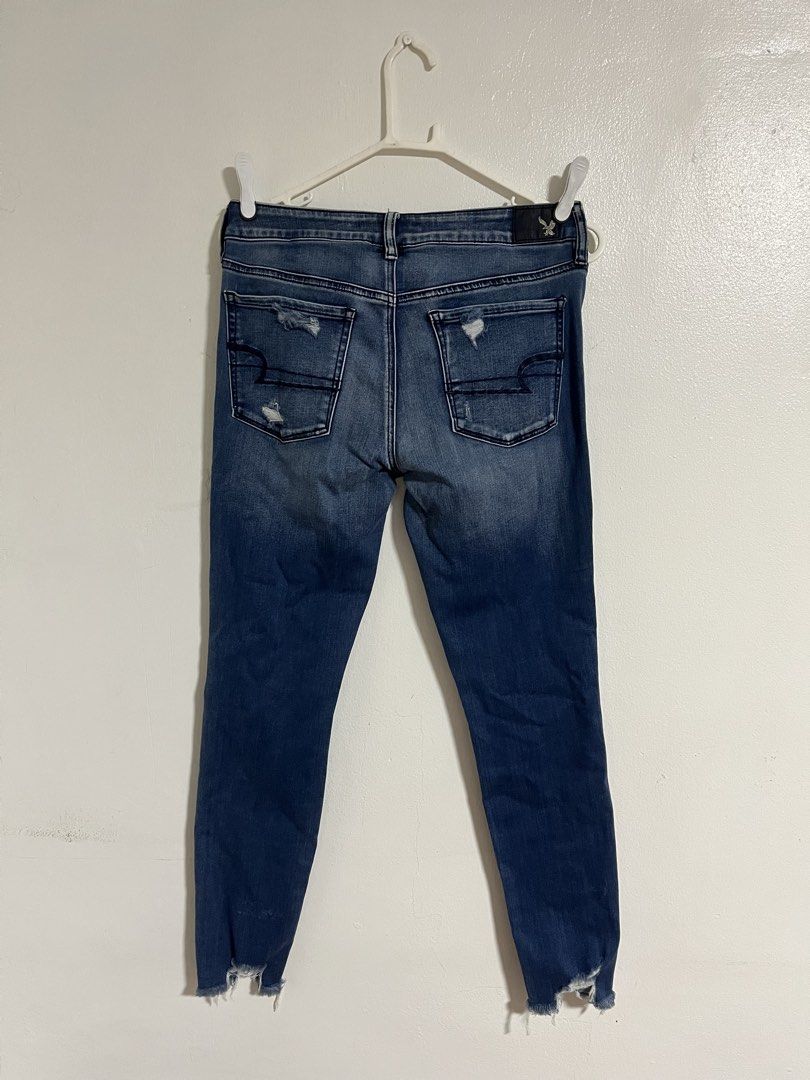 American Eagle Outfitters Super Stretch Jegging (Category: Jeans) located in Cabuyao City. Submitted by rdtrmt (Listing ID 1470297312, Image 3). Description: - Brand: American Eagle Outfitters (AEO) - Style: Super stretch jegging - Size: 8 Regular - Wash: Dark blue - Rise: Mid-rise - Details: Distressed accents on front and back pockets with raw frayed ankle hems - Material: Super soft and stretchy denim.
