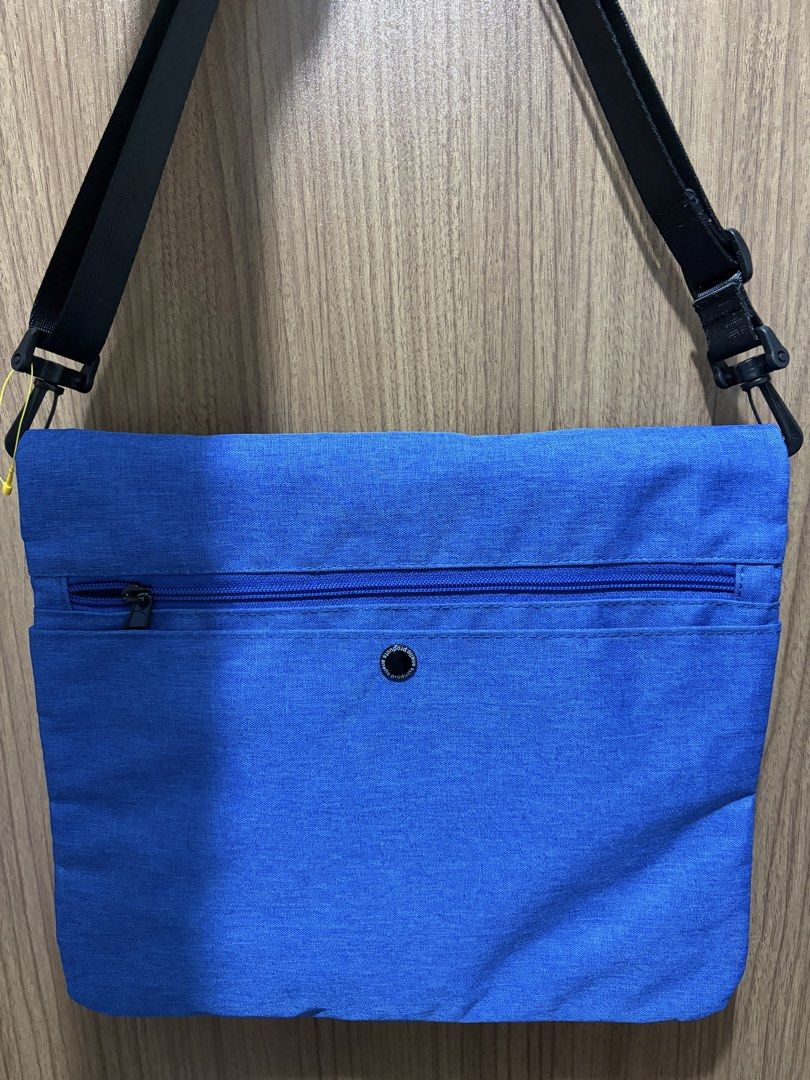 *Anello 2-way Fold-over Shoulder Bag* (Category: Shoulder Bags) located in Mandaluyong City. Submitted by localbudol (Listing ID 1470227235, Image 3). Description: .