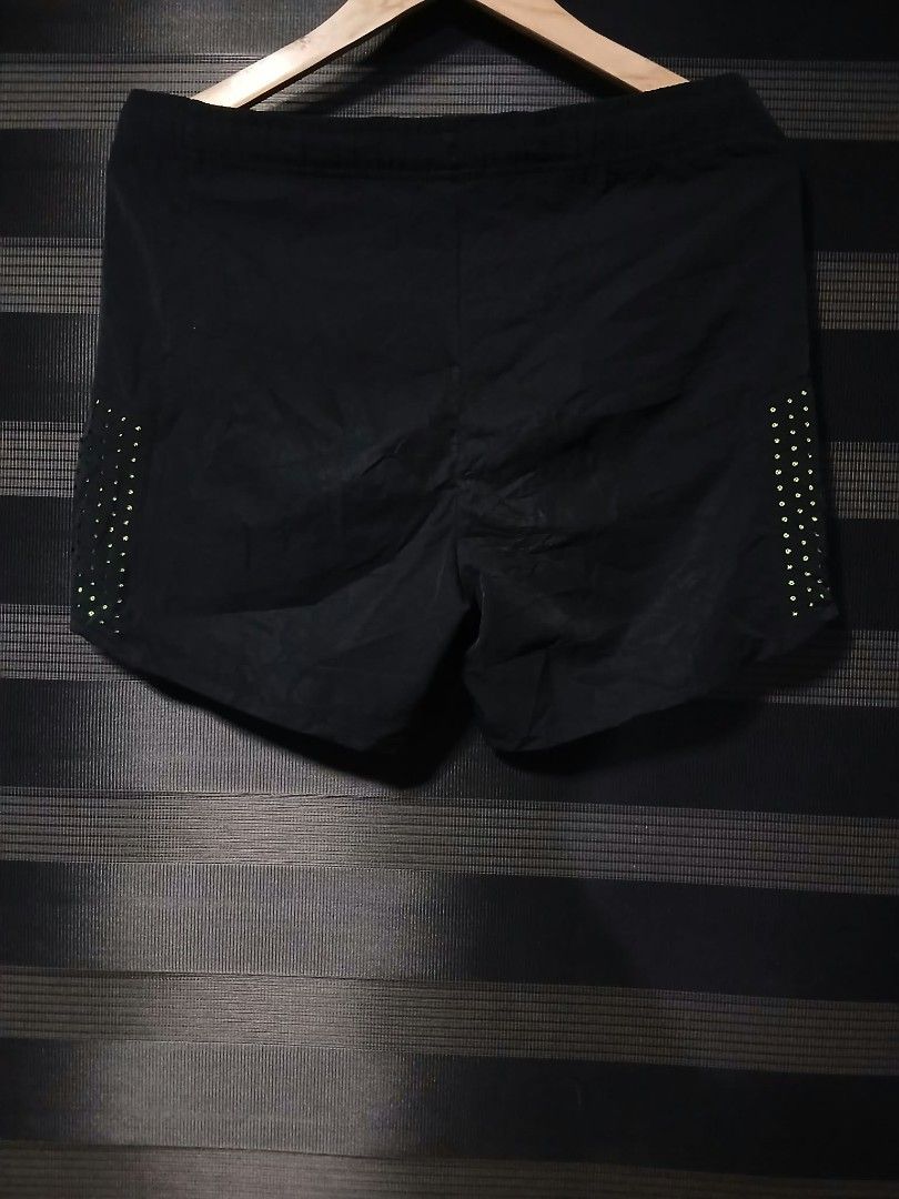 Anta nylon shorts (Category: Activewear) located in Caloocan City. Submitted by anthriftdepot (Listing ID 1470304109, Image 2). Description: Size :32-34 Length : 14 Hem : 10.5 Excellent condition Color rate 9.5 /10 Check photo for reference North Caloocan area.
