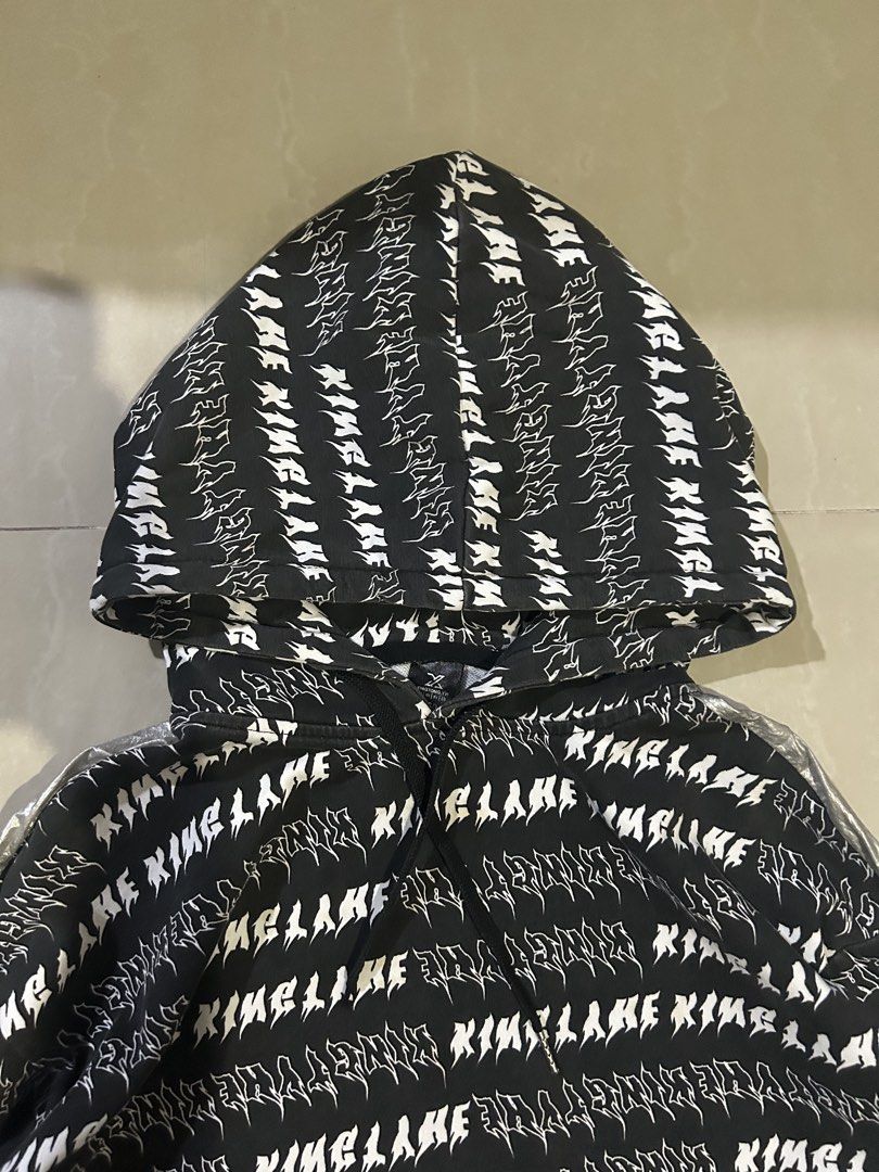 AOP Print Hoodie (Category: Hoodies) located in San Fernando. Submitted by thrift_lang_ni_kim (Listing ID 1470317094, Image 2). Description: ⬇️ DETAILS ⬇️ AOP Print Hoodie DIMENSIONS (INCHES) Width:19 Length:23 Best fit: XS to S (cropped fit) Color rate: 9/10 Condition/Issue: loose stitch/hole sa may pocket Mine: ₱250 Minimum increment: ₱50 Already washed and ready to wear. 📌 Please check all photos carefully for any flaws or issues. All noticea