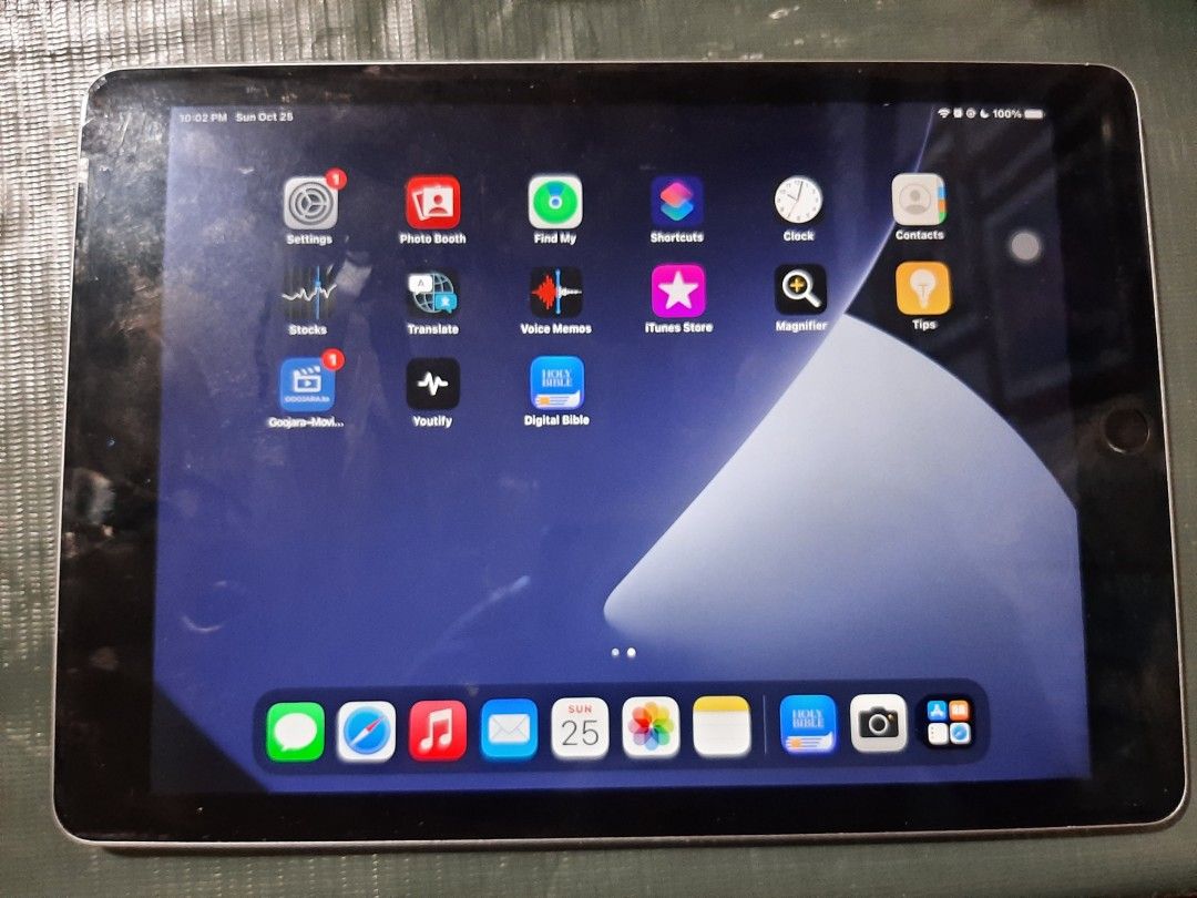 Apple Ipad Air 2 Wifi (Category: iPad) located in Paranaque City. Submitted by ber2s (Listing ID 1470297506, Image 3). Description: - Brand/Model: Apple iPad Air 2 WiFi - Display: 9.7-inch IPS LCD, 1536 x 2048 pixels - Processor: Apple A8X chipset - Condition: Pre-owned, minor signs of use, includes protective case - Features: Slim aluminum body, touchscreen, fully working OS - Meet-up Location: Kabihasnan, Paranaque RFS: MADALI NG MALOWBATT Papa