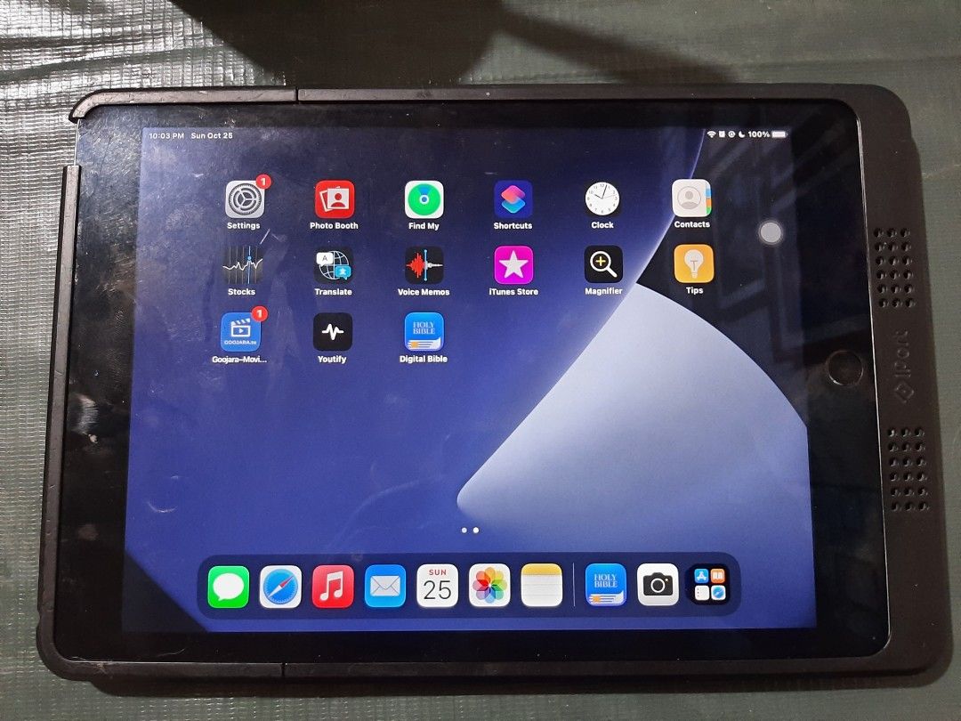 Apple Ipad Air 2 Wifi (Category: iPad) located in Paranaque City. Submitted by ber2s (Listing ID 1470297506, Image 1). Description: - Brand/Model: Apple iPad Air 2 WiFi - Display: 9.7-inch IPS LCD, 1536 x 2048 pixels - Processor: Apple A8X chipset - Condition: Pre-owned, minor signs of use, includes protective case - Features: Slim aluminum body, touchscreen, fully working OS - Meet-up Location: Kabihasnan, Paranaque RFS: MADALI NG MALOWBATT Papa