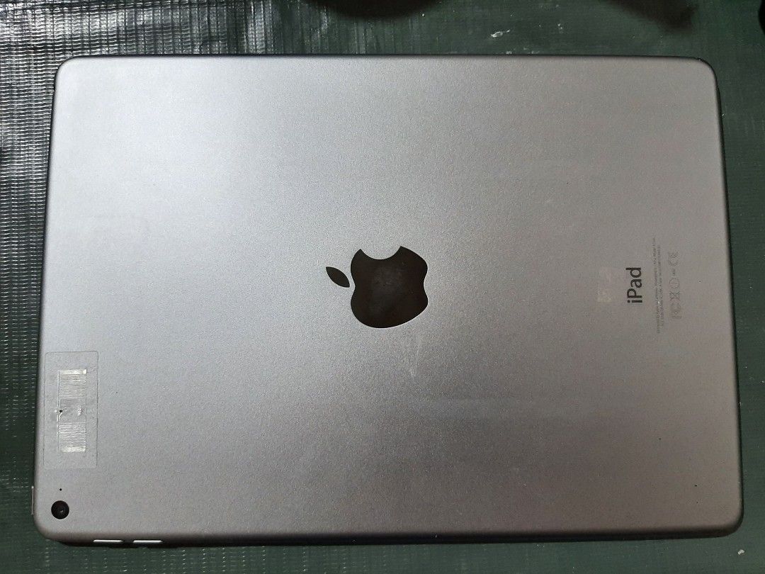 Apple Ipad Air 2 Wifi (Category: iPad) located in Paranaque City. Submitted by ber2s (Listing ID 1470297506, Image 2). Description: - Brand/Model: Apple iPad Air 2 WiFi - Display: 9.7-inch IPS LCD, 1536 x 2048 pixels - Processor: Apple A8X chipset - Condition: Pre-owned, minor signs of use, includes protective case - Features: Slim aluminum body, touchscreen, fully working OS - Meet-up Location: Kabihasnan, Paranaque RFS: MADALI NG MALOWBATT Papa