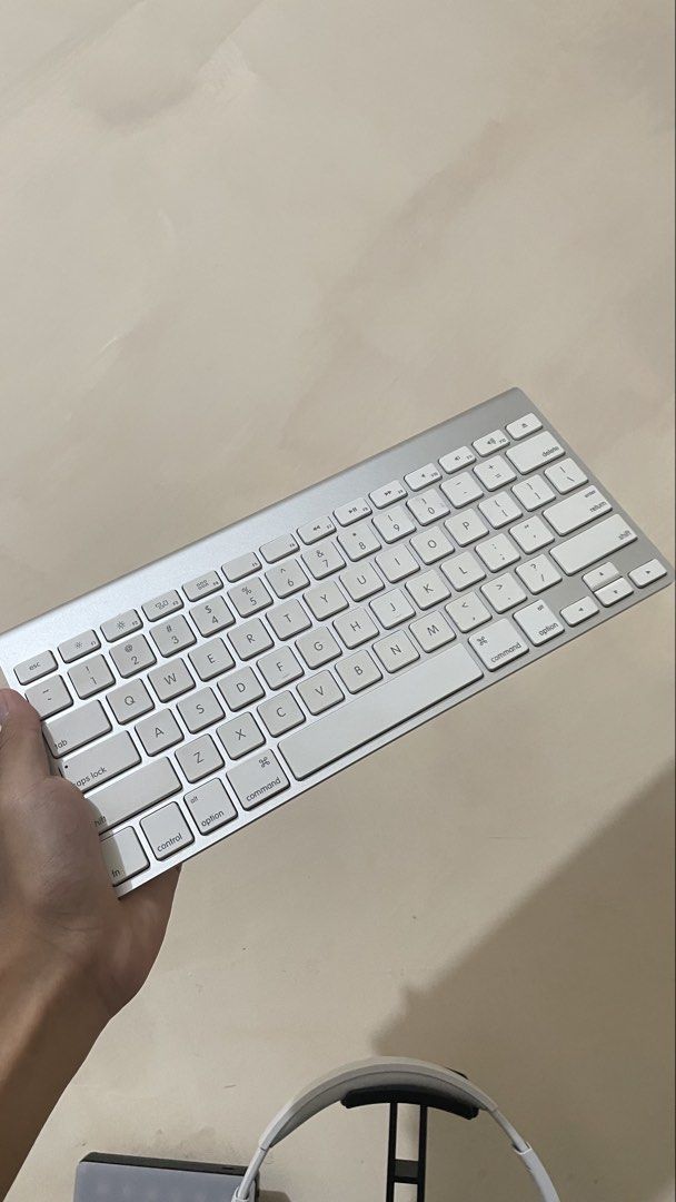 Apple keyboard A1314 (Category: Computer Keyboard) located in Las Pinas. Submitted by tinngonzaga (Listing ID 1470190018, Image 1). Description: Works perfectly Like new I only use this for assignments and school activities.