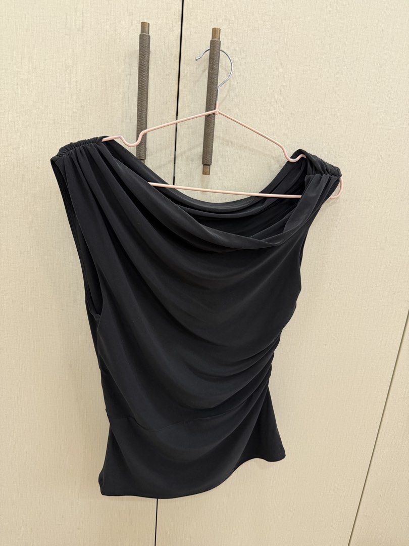 Aritzia Smooth Matter™ Gallery Top (Category: Blouses) located in Manila. Submitted by angeladeclutters (Listing ID 1470166045, Image 3). Description: Brand new but I already removed the tag! Size is M but best fits XS - S! Rfs: decluttering.