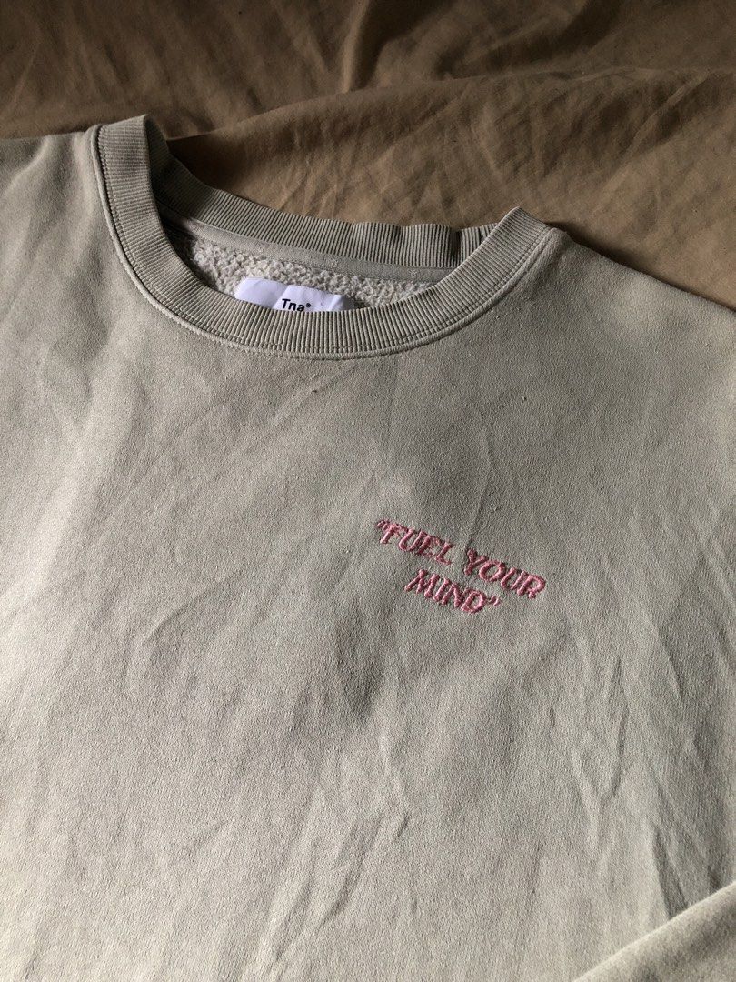 ARITZIA Tna graphic back hit sweater (Category: Longsleeves) located in Muntinlupa City. Submitted by josh_fitsnfinds (Listing ID 1470251904, Image 2). Description: no issues, as new condition. color rate 10/10 .