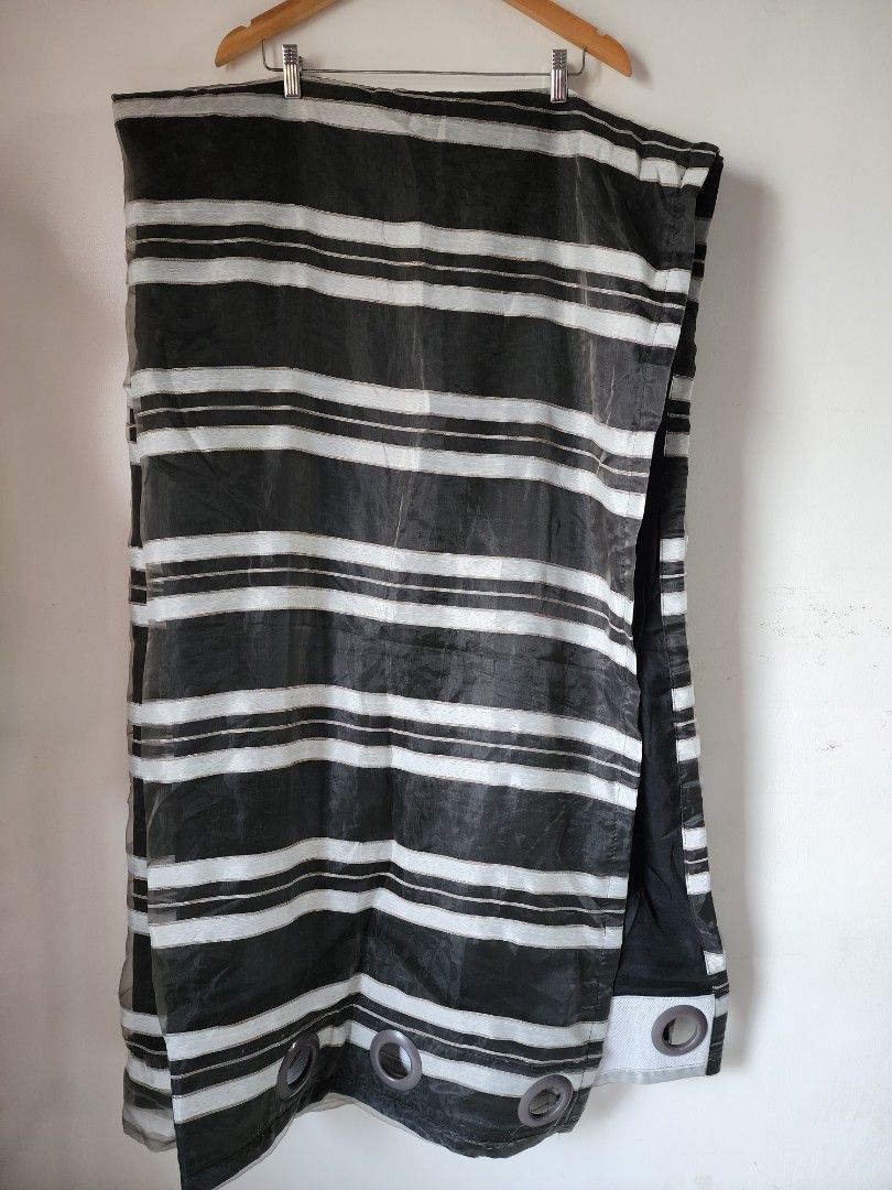 Assorted window curtains with various patterns and colors (Category: Curtains & Blinds) located in Meycauayan. Submitted by MP_Shop (Listing ID 1470266567, Image 1). Description: 250 each sa makakapal 200 each sa manipis.