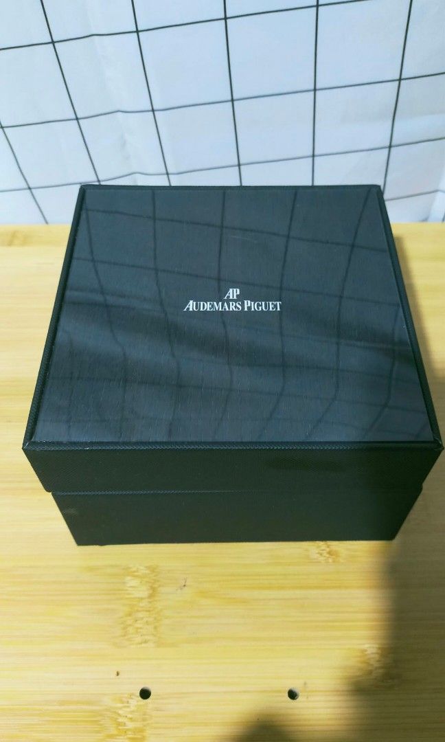 AUDEMARS PIGUET watch box only (Category: Accessory Holder, Box & Organizers) located in Caloocan City. Submitted by chani7878 (Listing ID 1470245864, Image 3). Description: AUDEMARS PIGUET watch box only box lang po sya Dm for more details meetup lalamove jnt not shoulder shipping negotiable pa ung price manila.