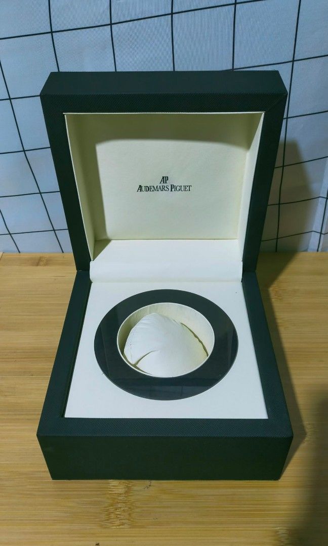 AUDEMARS PIGUET watch box only (Category: Accessory Holder, Box & Organizers) located in Caloocan City. Submitted by chani7878 (Listing ID 1470245864, Image 1). Description: AUDEMARS PIGUET watch box only box lang po sya Dm for more details meetup lalamove jnt not shoulder shipping negotiable pa ung price manila.
