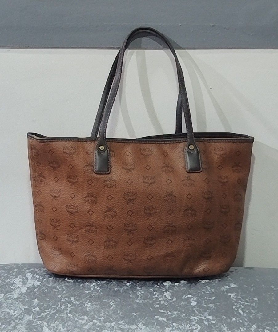 Authentic 💯 MCM Visetos Coated Canvas Tote Bag (Category: Tote Bags) located in Baguio. Submitted by shopdailybasket (Listing ID 1470283759, Image 2). Description: 100% Authentic Minimal sign of usage Well-kept Well-worn.