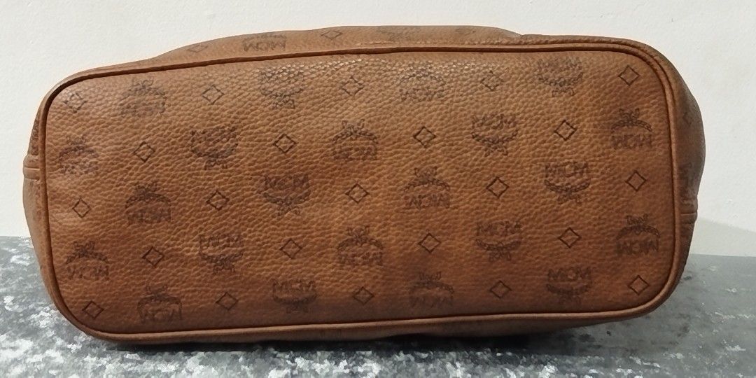 Authentic 💯 MCM Visetos Coated Canvas Tote Bag (Category: Tote Bags) located in Baguio. Submitted by shopdailybasket (Listing ID 1470283759, Image 3). Description: 100% Authentic Minimal sign of usage Well-kept Well-worn.