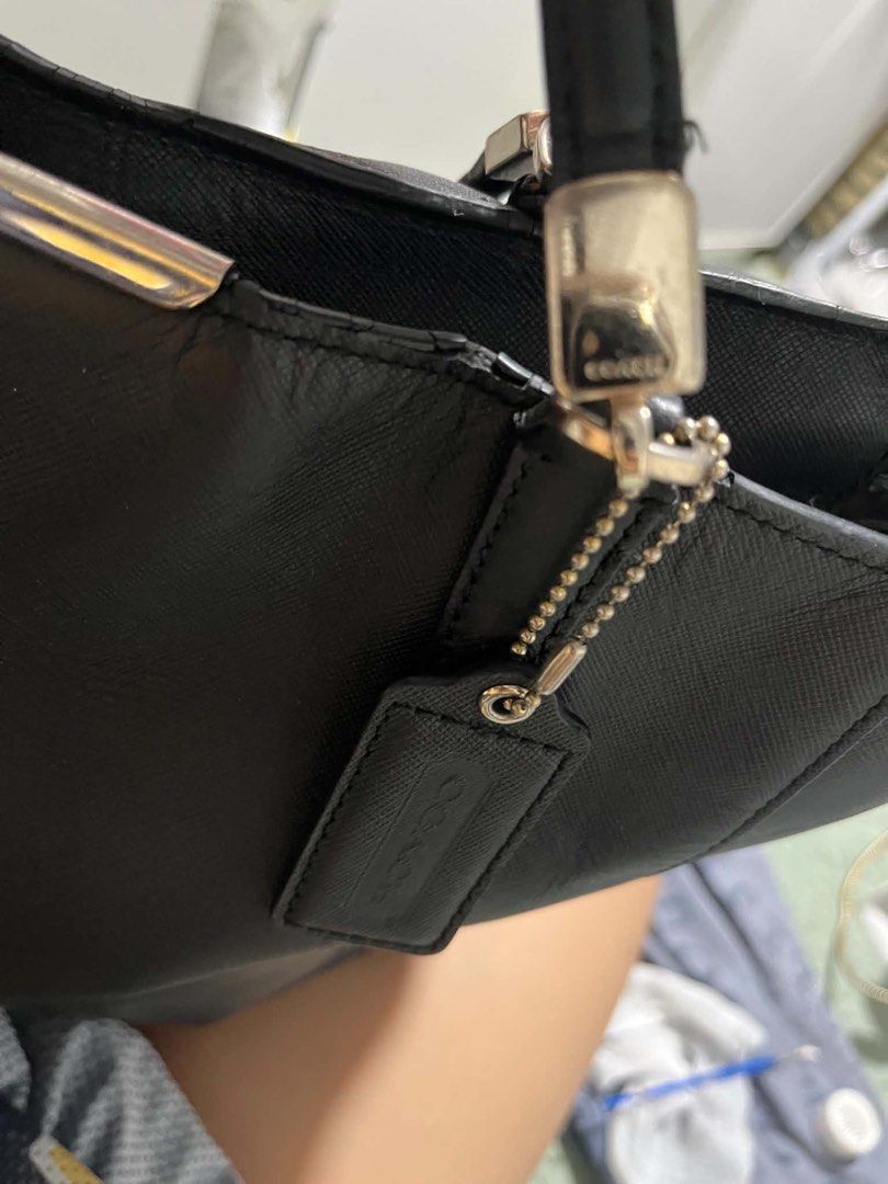 Authentic coach shoulder bag (Category: Shoulder Bags) located in Caloocan City. Submitted by trebdy01 (Listing ID 1470272319, Image 2). Description: Sign of usage Authentic .