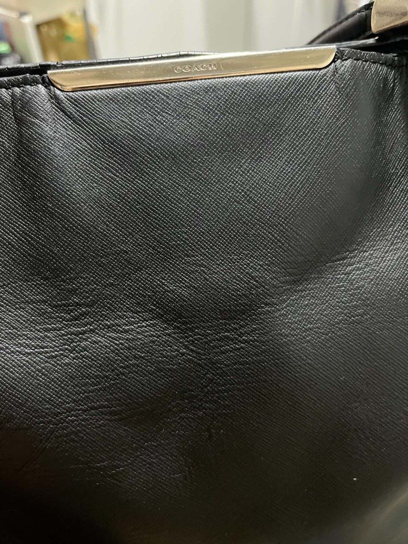 Authentic coach shoulder bag (Category: Shoulder Bags) located in Caloocan City. Submitted by trebdy01 (Listing ID 1470272319, Image 3). Description: Sign of usage Authentic .