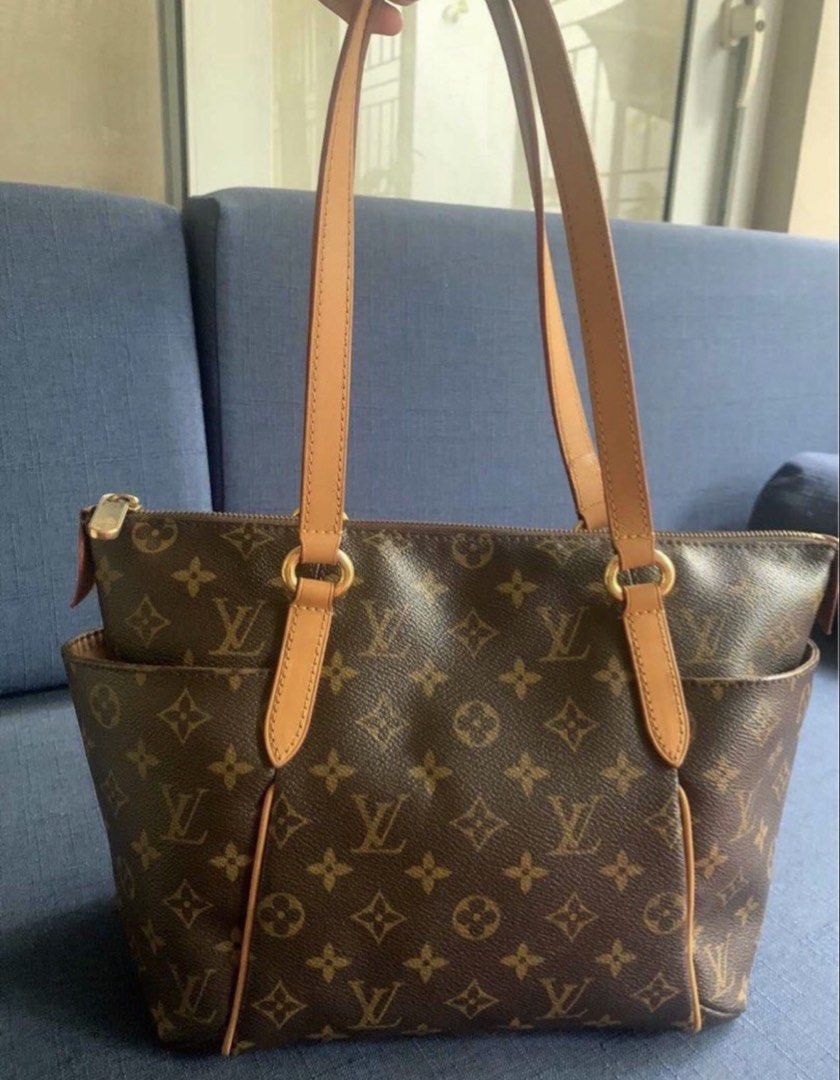 AUTHENTIC Louis Vuitton Monogram Canvas Tote Bag (Category: Luxury Bags & Wallets) located in Paranaque City. Submitted by pretty_in_peach_ph (Listing ID 1470171128, Image 1). Description: - Authentic Louis Vuitton tote in classic monogram canvas - Vachetta leather shoulder straps and piping details - Secure top zip closure with gold-tone hardware - Convenient side exterior slip pockets on both sides - Clean dark interior lining with structured b