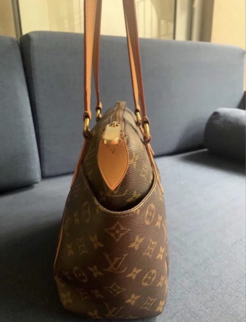 AUTHENTIC Louis Vuitton Monogram Canvas Tote Bag (Category: Luxury Bags & Wallets) located in Paranaque City. Submitted by pretty_in_peach_ph (Listing ID 1470171128, Image 2). Description: - Authentic Louis Vuitton tote in classic monogram canvas - Vachetta leather shoulder straps and piping details - Secure top zip closure with gold-tone hardware - Convenient side exterior slip pockets on both sides - Clean dark interior lining with structured b