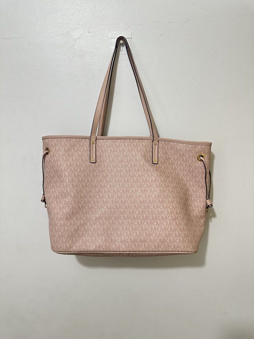 Authentic Michael Kors Pink Tote Bag (Category: Tote Bags) located in Quezon City. Submitted by andyclave (Listing ID 1470315717, Image 2). Description: No issue at all, in a very good condition. RFS: decluttering :) Price slightly negotiable..