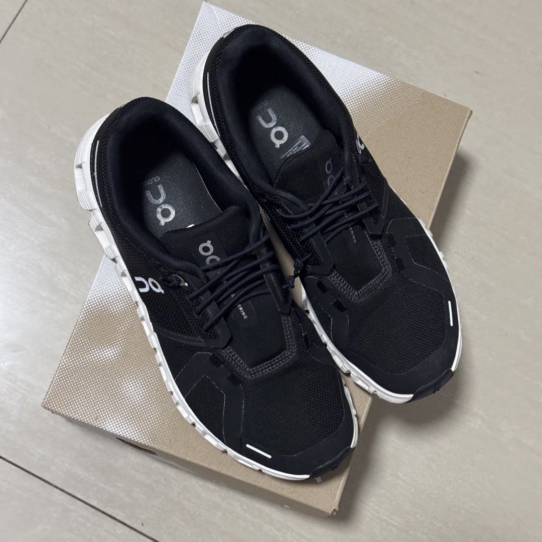 AUTHENTIC On Cloud 6 Black White Running Shoes Size 8.5W (Category: Sneakers) located in San Fernando. Submitted by 3rfinds (Listing ID 1470300941, Image 3). Description: On Cloud 6 running shoes in black and white. Women's size 8.5 US, EUR 40, UK 6.5, JP 26.5. With extra lace I am usually a size 8 pero I sized up ng .5 for a comfier fit Used twice only!! Bought it at On Tokyo, Japan store Sayang wala na receipt! Huhu Rest assured 100% original! 