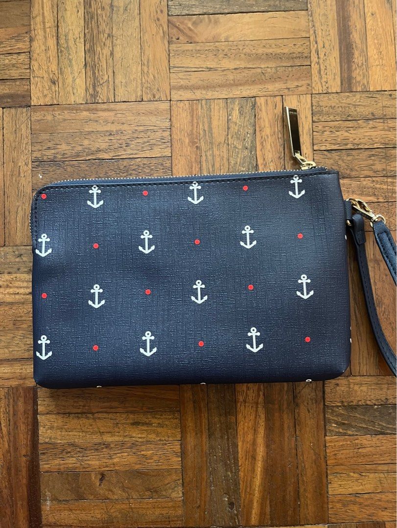 Authentic Tommy Hilfiger Wristlet Clutch Bag (Category: Clutches) located in Makati City. Submitted by yoursecondbest (Listing ID 1470150096, Image 2). Description: Unused from US. YKK zip. Issue may small white rubs sa gilid due to storage? pero nag blend naman sa color combination na white-red-navy blue. Hehe..