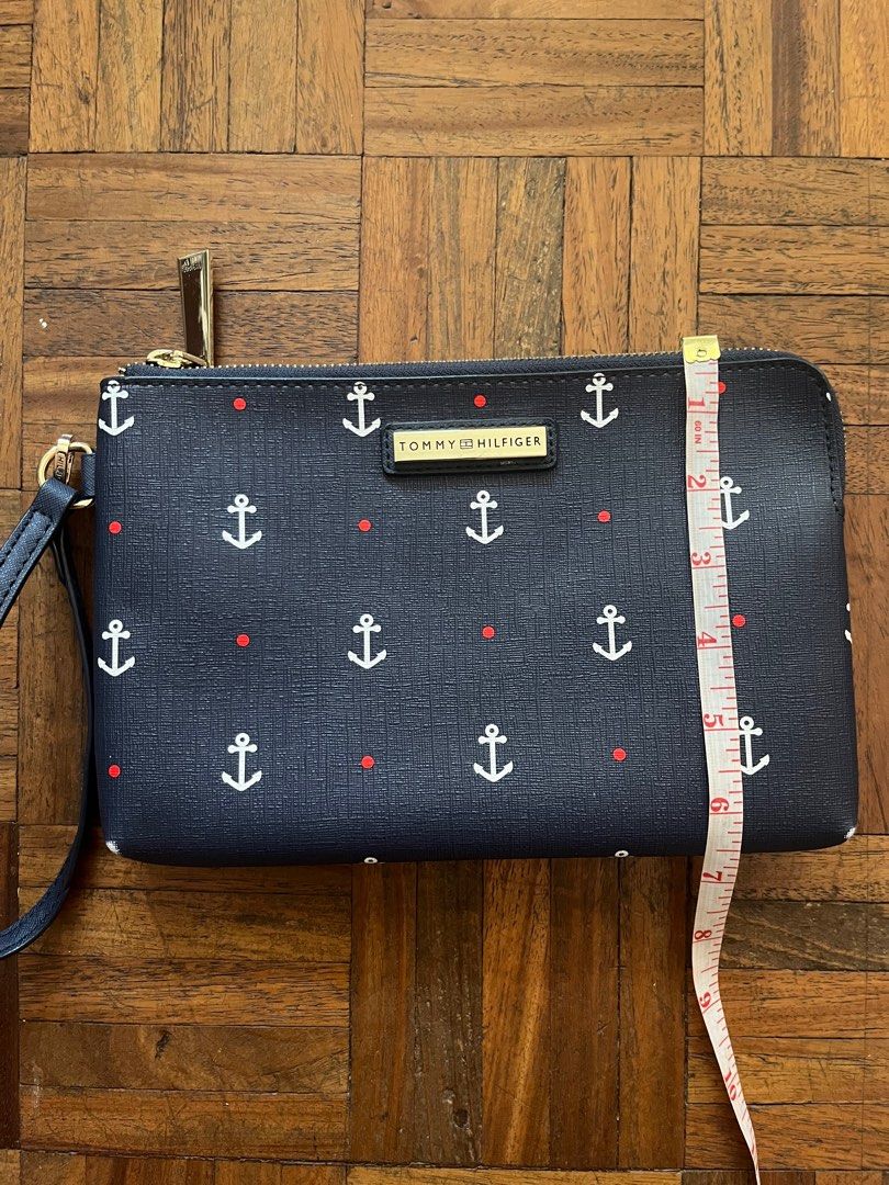 Authentic Tommy Hilfiger Wristlet Clutch Bag (Category: Clutches) located in Makati City. Submitted by yoursecondbest (Listing ID 1470150096, Image 3). Description: Unused from US. YKK zip. Issue may small white rubs sa gilid due to storage? pero nag blend naman sa color combination na white-red-navy blue. Hehe..