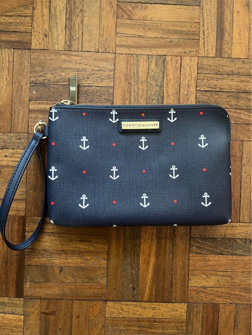 Authentic Tommy Hilfiger Wristlet Clutch Bag (Category: Clutches) located in Makati City. Submitted by yoursecondbest (Listing ID 1470150096, Image 1). Description: Unused from US. YKK zip. Issue may small white rubs sa gilid due to storage? pero nag blend naman sa color combination na white-red-navy blue. Hehe..