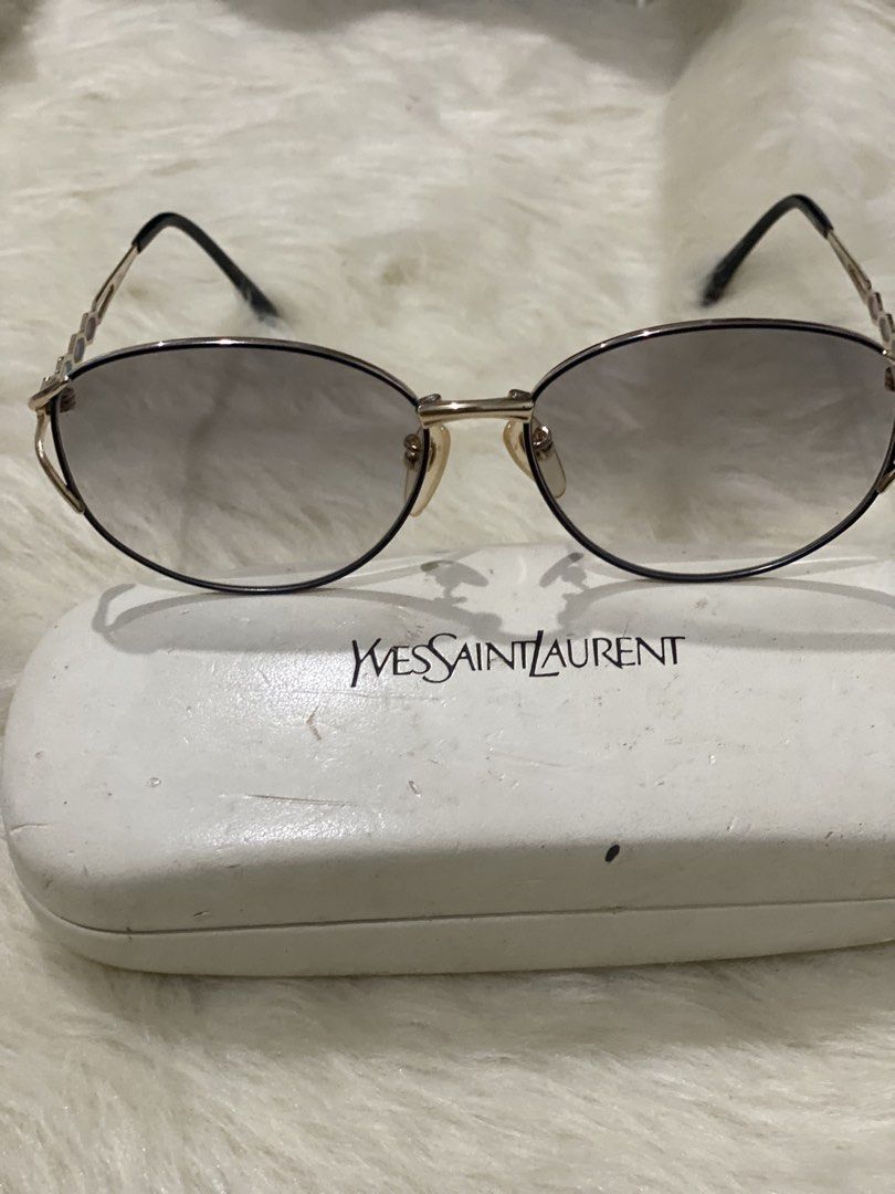 Authentic YSL (Category: Sunglasses & Eyewear) located in Manila. Submitted by bravepenguin_a5b45f (Listing ID 1470287383, Image 3). Description: Gradable lens can replaced sturdy and fashionable womens .