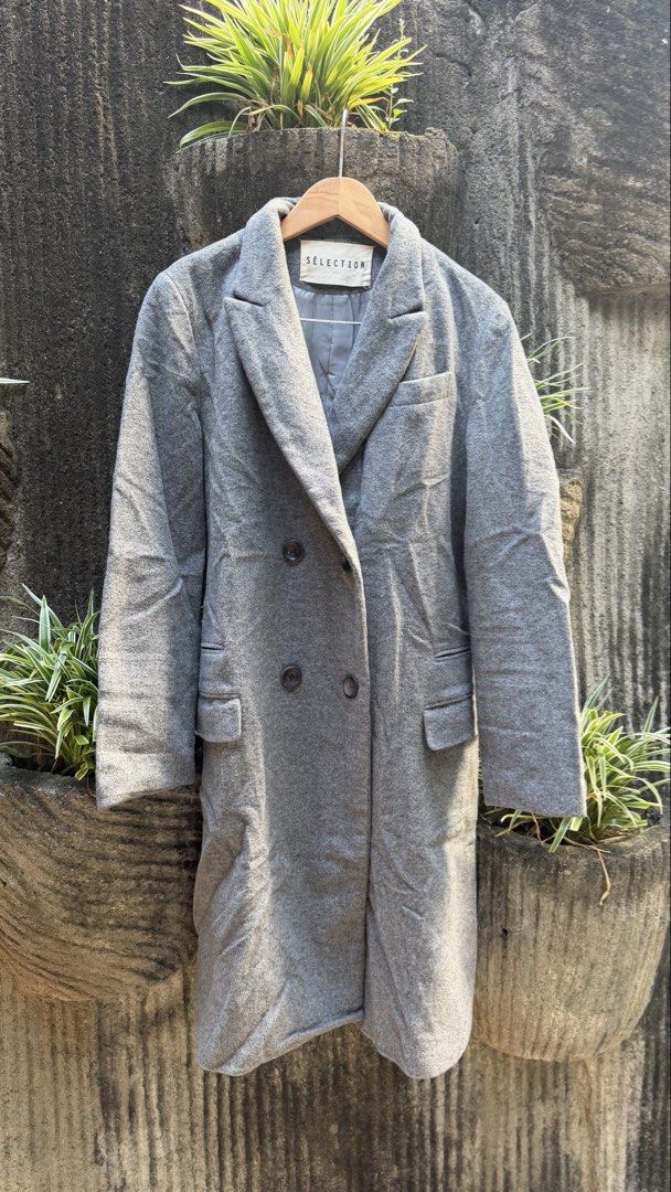 Autum Wool Coat - Gray (Category: Coats, Jackets and Outerwear) located in Taguig. Submitted by myg_03 (Listing ID 1470290280, Image 2). Description: 🍂Premium Wool 🧣Never used ❄️Fits M-Semi L .