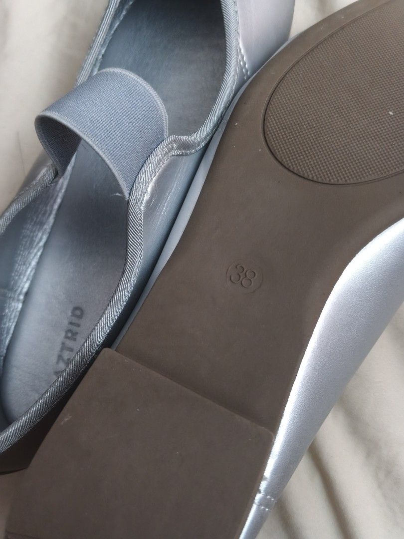 AZTRID Casper in Silver (Category: Flats & Sandals) located in Manila. Submitted by nacht123 (Listing ID 1470272612, Image 3). Description: Only tried, rfs the size is too big. Brand new with box. Bought for 799 selling for 500..