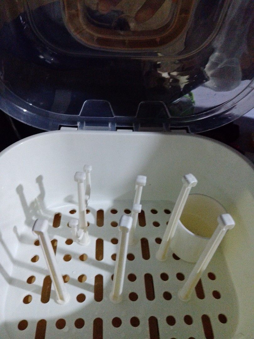 Baby Feeding Bottle Storage Box (Category: Breastfeeding & Bottle Feeding) located in Manila. Submitted by epicrabbit_093bc8 (Listing ID 1470275255, Image 2). Description: Bago pa po yan nastock lang dina nagamit kita naman sa pic halos walang gasgas..
