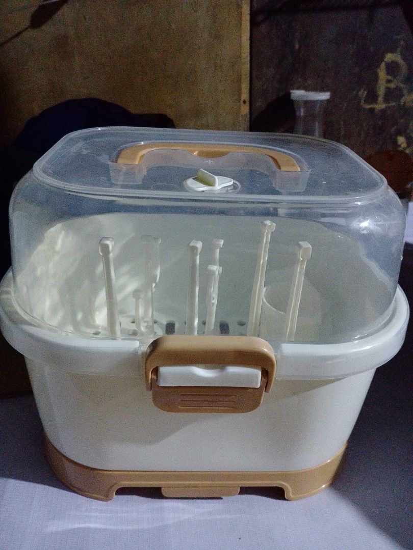 Baby Feeding Bottle Storage Box (Category: Breastfeeding & Bottle Feeding) located in Manila. Submitted by epicrabbit_093bc8 (Listing ID 1470275255, Image 1). Description: Bago pa po yan nastock lang dina nagamit kita naman sa pic halos walang gasgas..