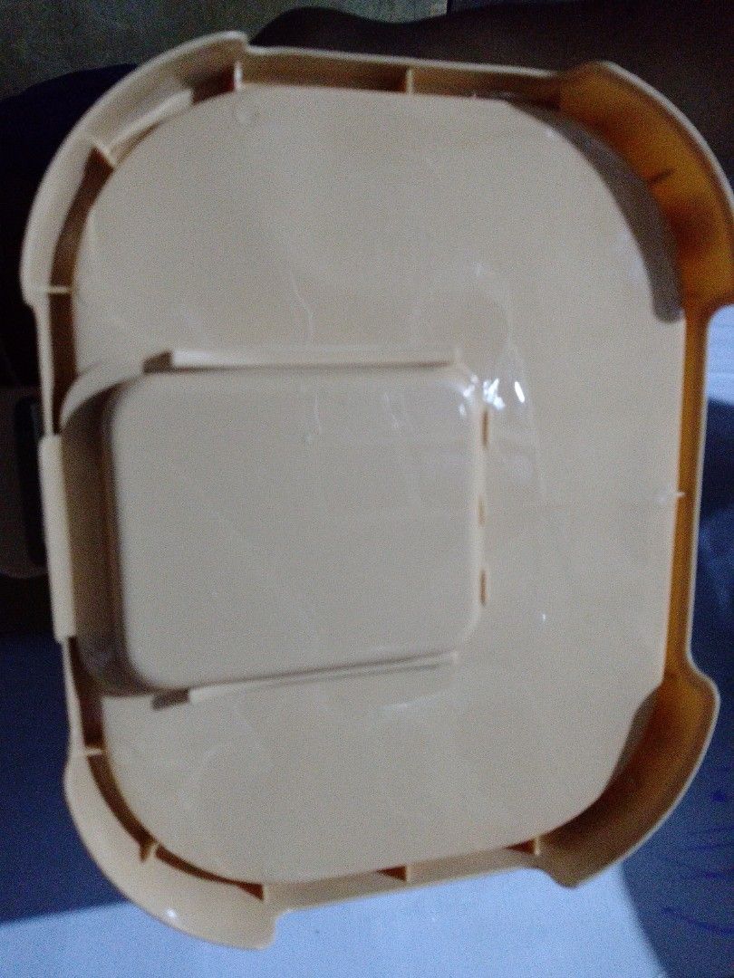 Baby Feeding Bottle Storage Box (Category: Breastfeeding & Bottle Feeding) located in Manila. Submitted by epicrabbit_093bc8 (Listing ID 1470275255, Image 3). Description: Bago pa po yan nastock lang dina nagamit kita naman sa pic halos walang gasgas..