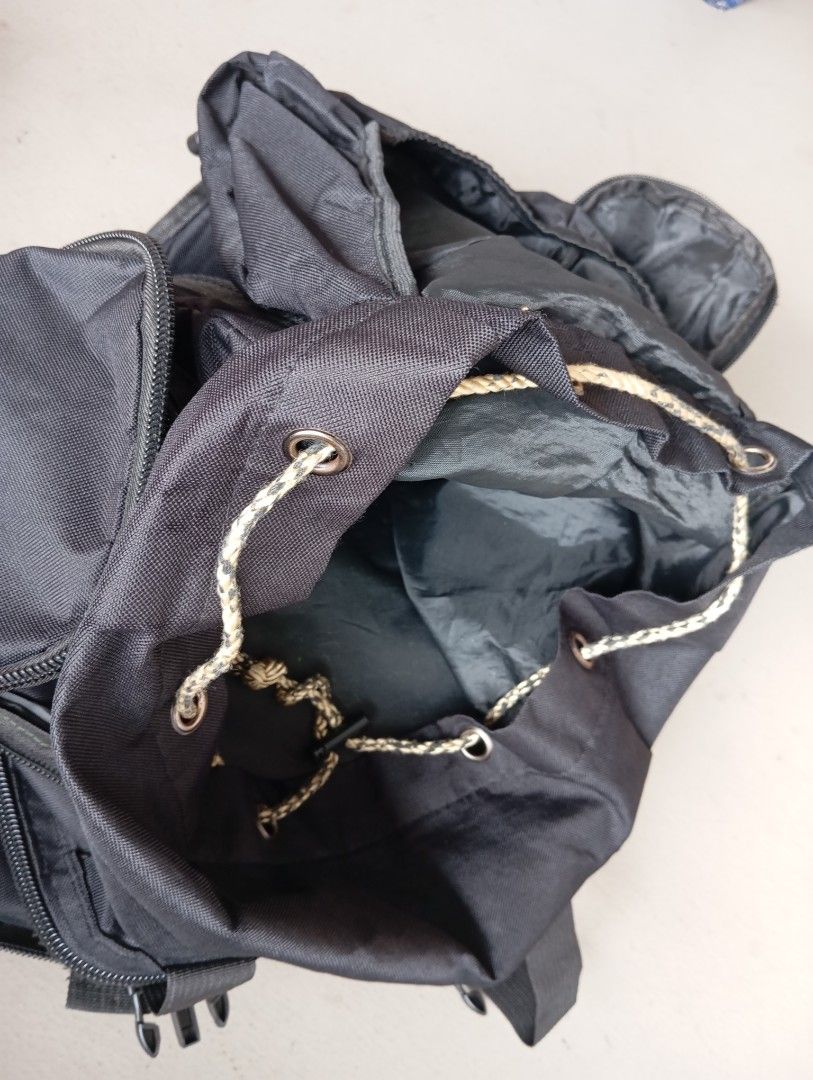 Backpack (Category: Backpacks) located in Singapore. Submitted by heiyuan (Listing ID 1470226802, Image 3). Description: .