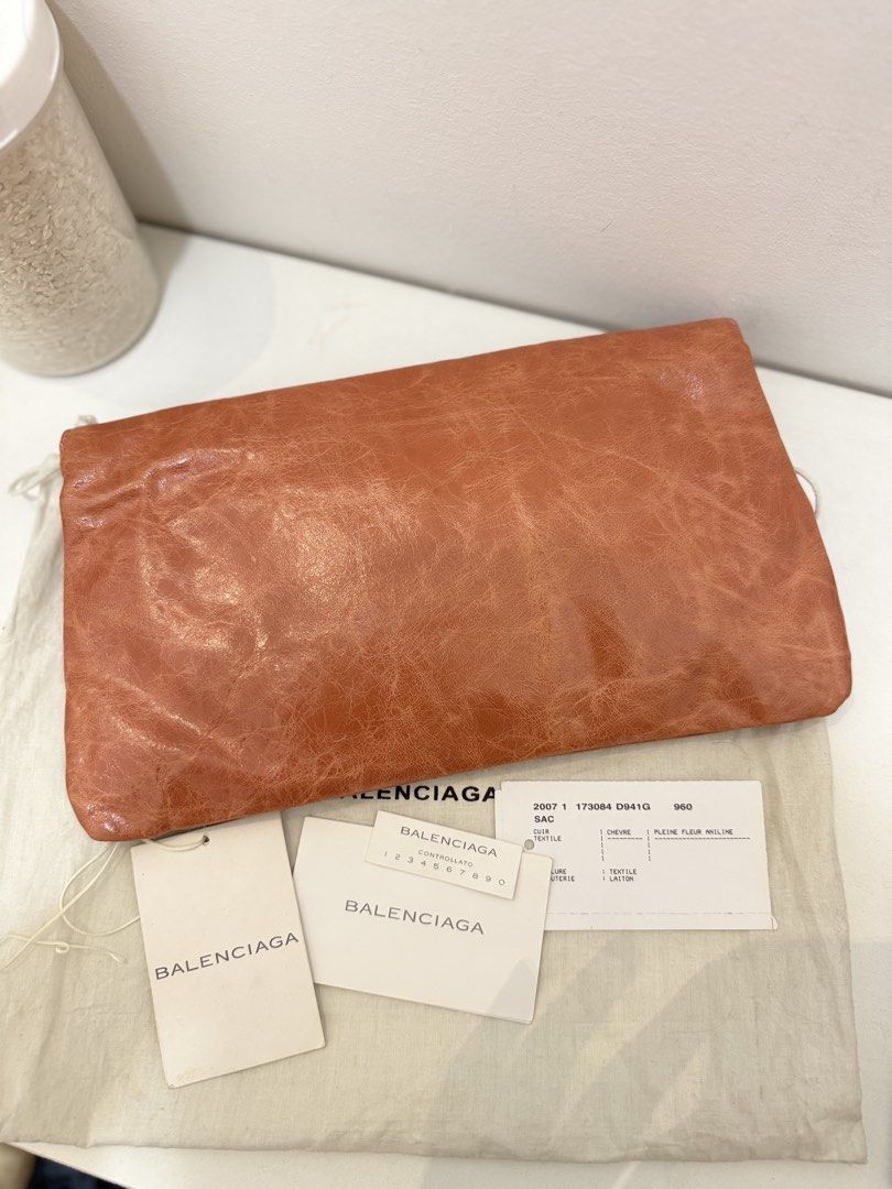 BALENCIAGA GIANT STUD CLUTCH (Category: Clutches) located in Angeles City. Submitted by bagpriceinfiniteluck (Listing ID 1470318603, Image 2). Description: 9.5/10 almost new condition, comes with mirror, auth cards and dustbag Super sale price 🫣 ready for shipping🇵🇭 no low ballers and haggling na kulang nalang hingiin or free na siya😅 pwde tumawad pero wag naman sobra sobra thanks and god speed.