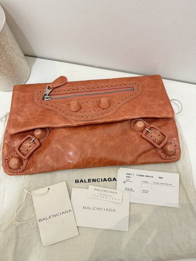 BALENCIAGA GIANT STUD CLUTCH (Category: Clutches) located in Angeles City. Submitted by bagpriceinfiniteluck (Listing ID 1470318603, Image 1). Description: 9.5/10 almost new condition, comes with mirror, auth cards and dustbag Super sale price 🫣 ready for shipping🇵🇭 no low ballers and haggling na kulang nalang hingiin or free na siya😅 pwde tumawad pero wag naman sobra sobra thanks and god speed.