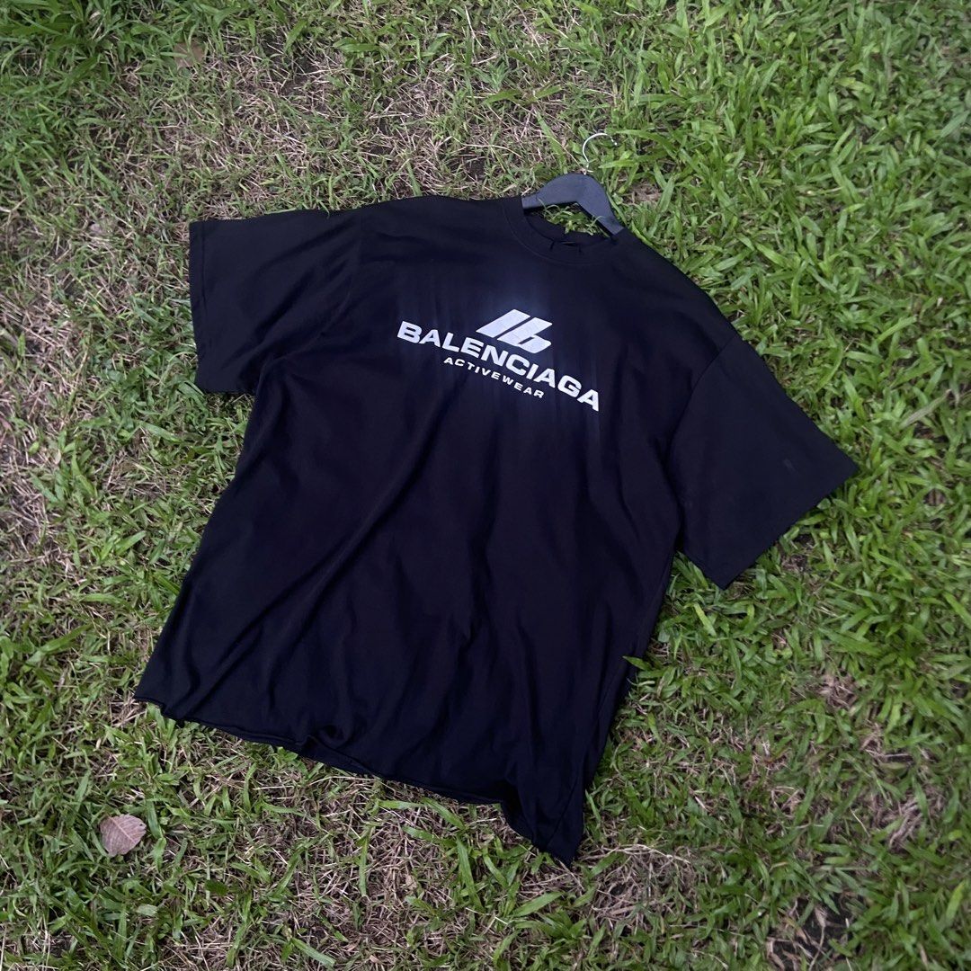 Balenciaga reflectorize distressed shirt (Category: Luxury Apparel) located in Dueñas. Submitted by d1gidoll (Listing ID 1470244046, Image 1). Description: 24 x 30 No flaws 10/10 Color rate.
