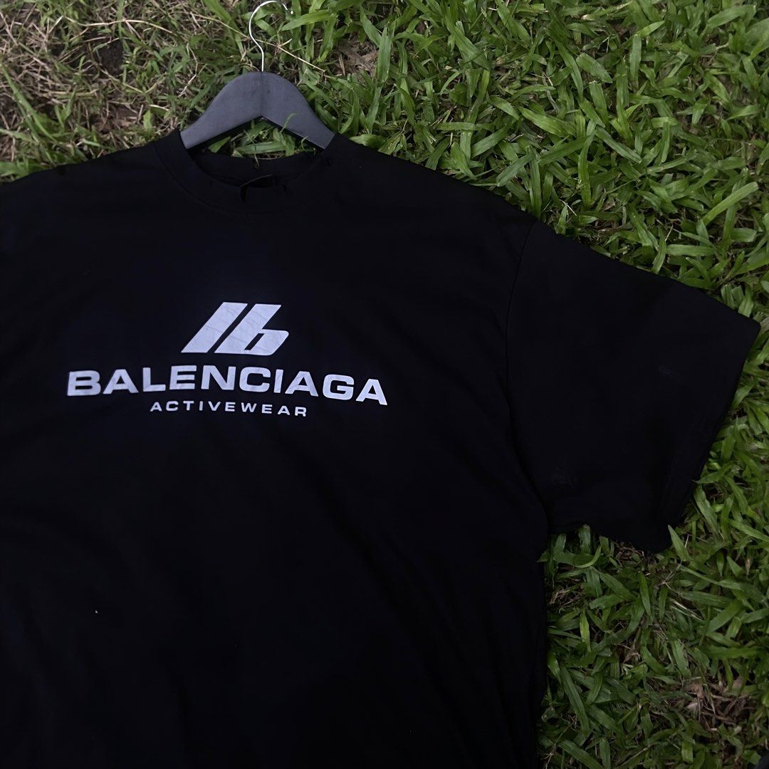 Balenciaga reflectorize distressed shirt (Category: Luxury Apparel) located in Dueñas. Submitted by d1gidoll (Listing ID 1470244046, Image 2). Description: 24 x 30 No flaws 10/10 Color rate.