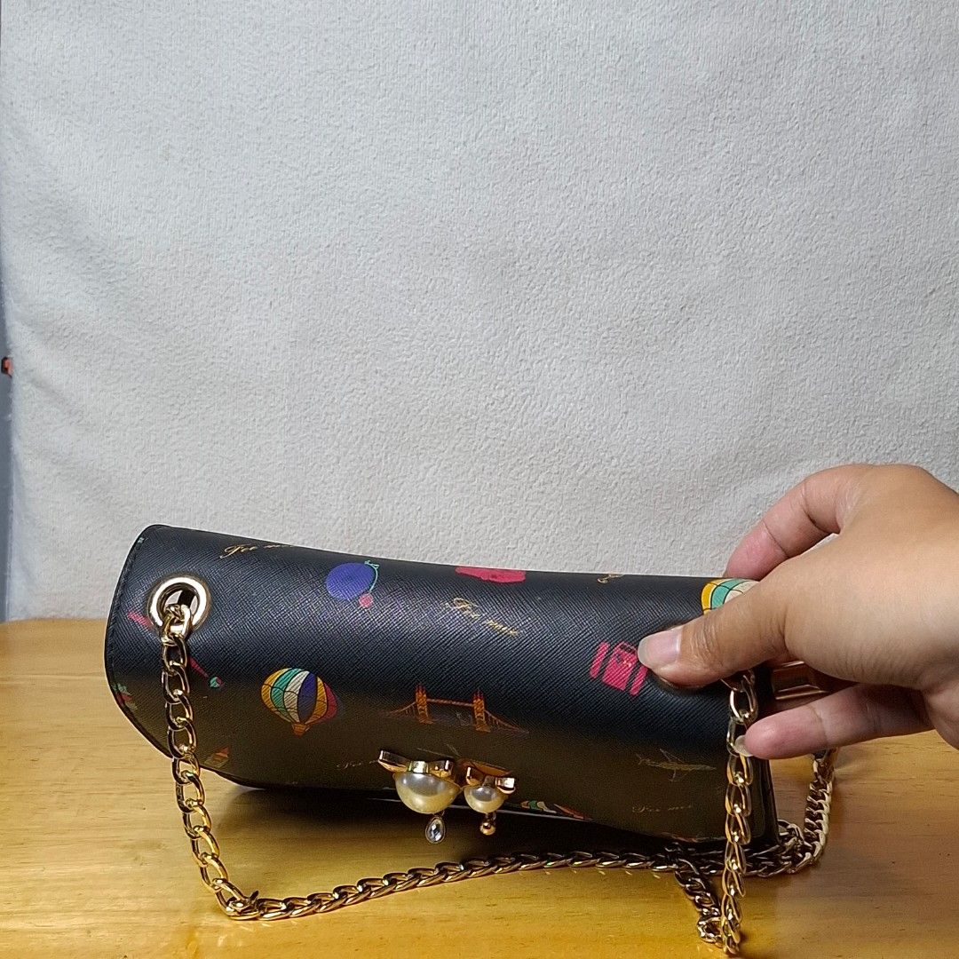 Balloon Sling Bag (Category: Cross-body Bags) located in Baguio. Submitted by kathuu27 (Listing ID 1470203638, Image 2). Description: Balloon Sling Bag 8 x 3 x 5 inches Gold Chain Sign of usage | Rubber lining Baguio City Based (open for dropping/meet-up) Outside Baguio - Payment First Shipping +SF Courier: Jnt.